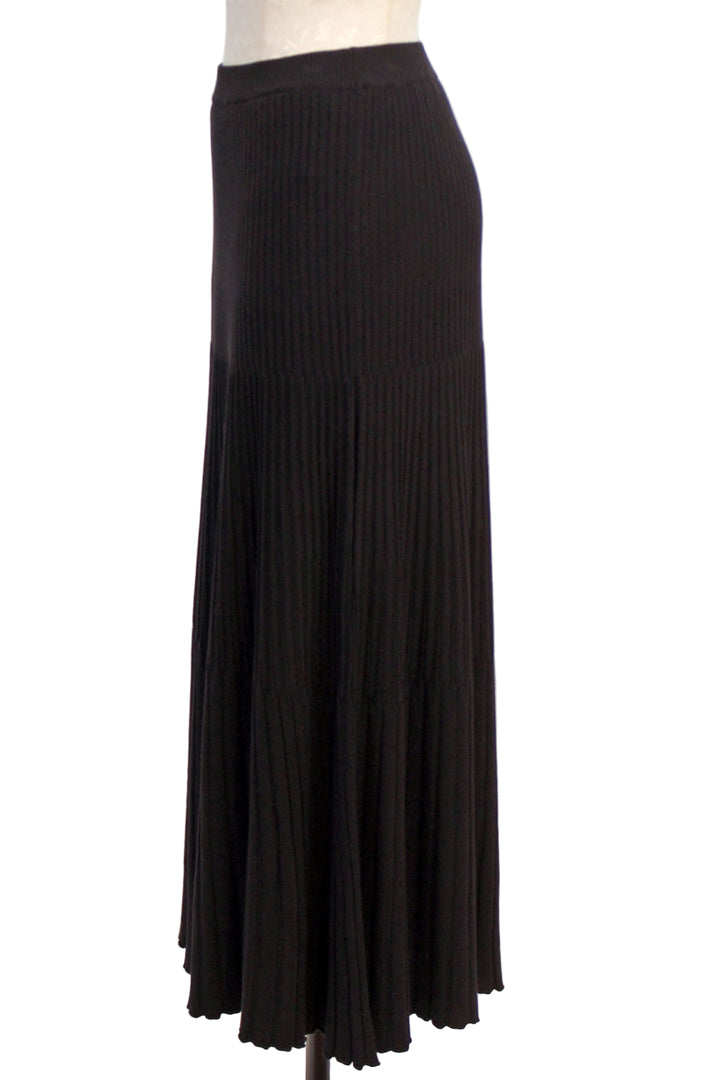 side view of Black Lipez Skirt by Aldo Martins