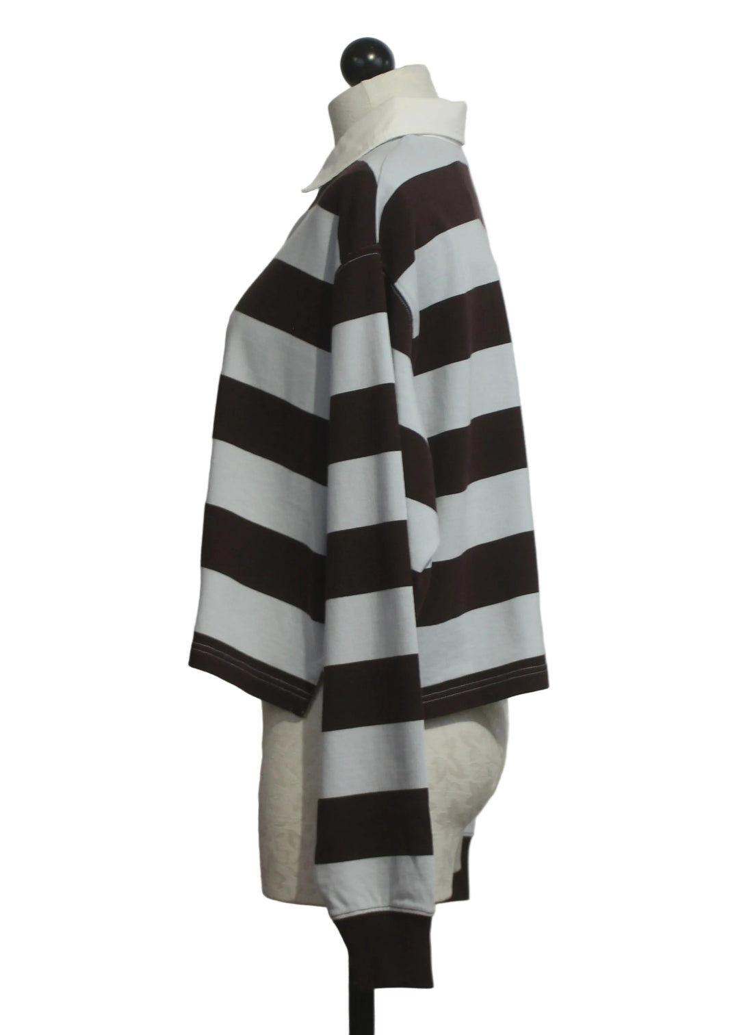 side view of The Cropped Rugby Polo by Good American in the Expresso Skyblock 