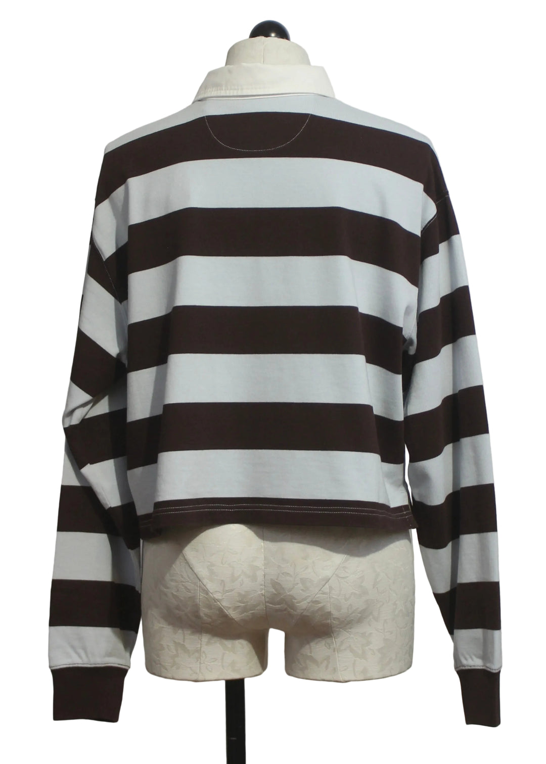 back view of The Cropped Rugby Polo by Good American in the Expresso Skyblock 