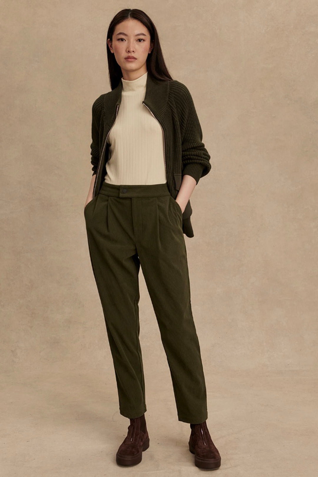 Full Size photo of model wearing the Nell Reg Tapered Leg 27" Pant  by Varley in Forest Night 