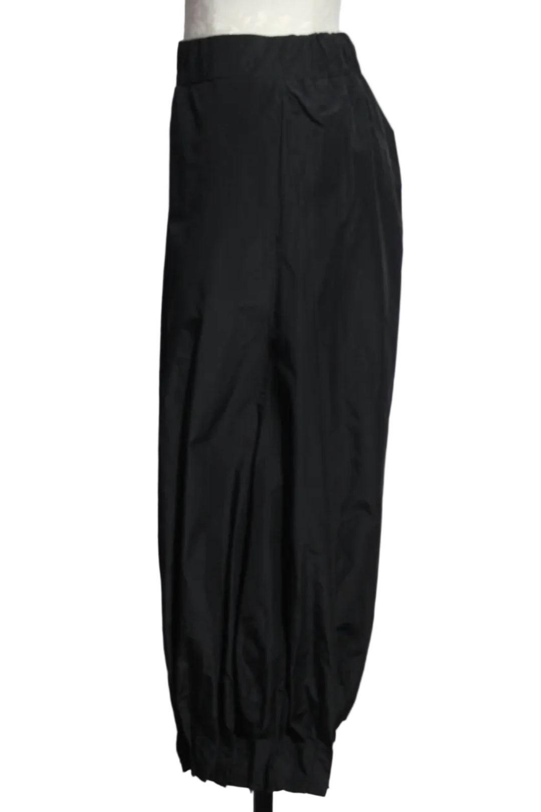 side view of Preto colored Cropped Pleated Bottom Adam Pant by Kozan 
