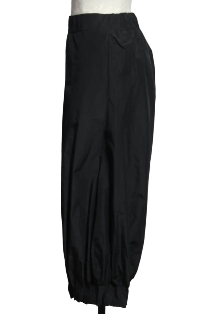 side view of Preto colored Cropped Pleated Bottom Adam Pant by Kozan 