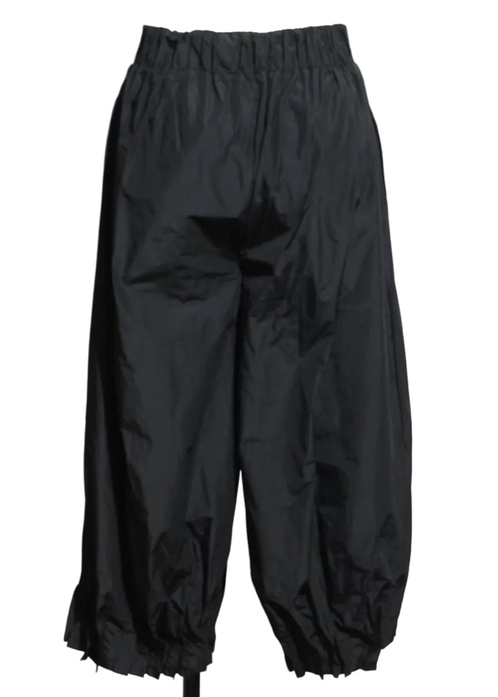 back view of Preto colored Cropped Pleated Bottom Adam Pant by Kozan 