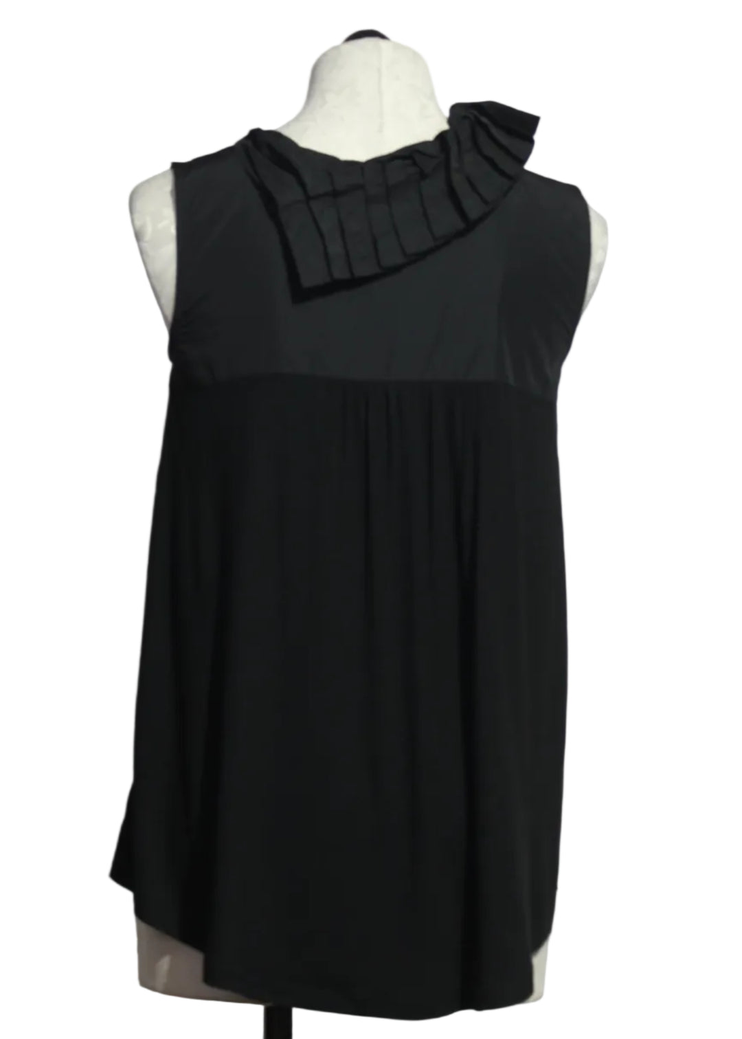 back view of Preto colored Amber Top by Kozan is a sleeveless tunic with a pleated neck