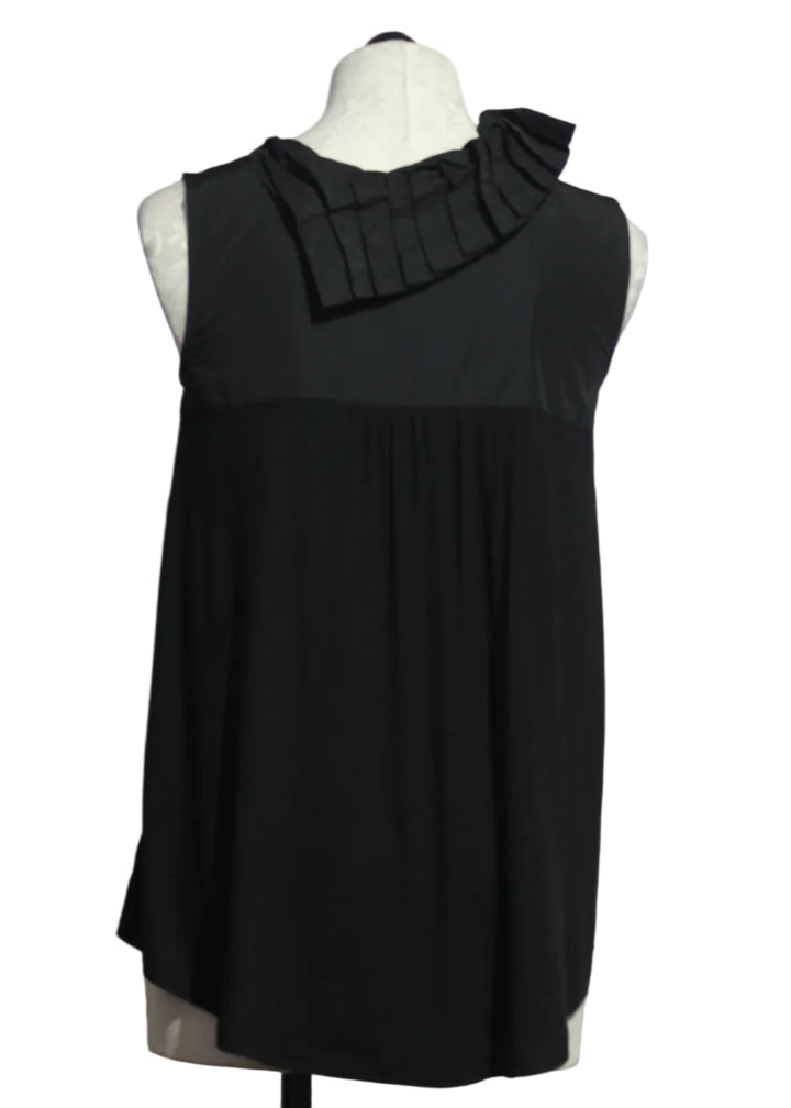 back view of Preto colored Amber Top by Kozan is a sleeveless tunic with a pleated neck