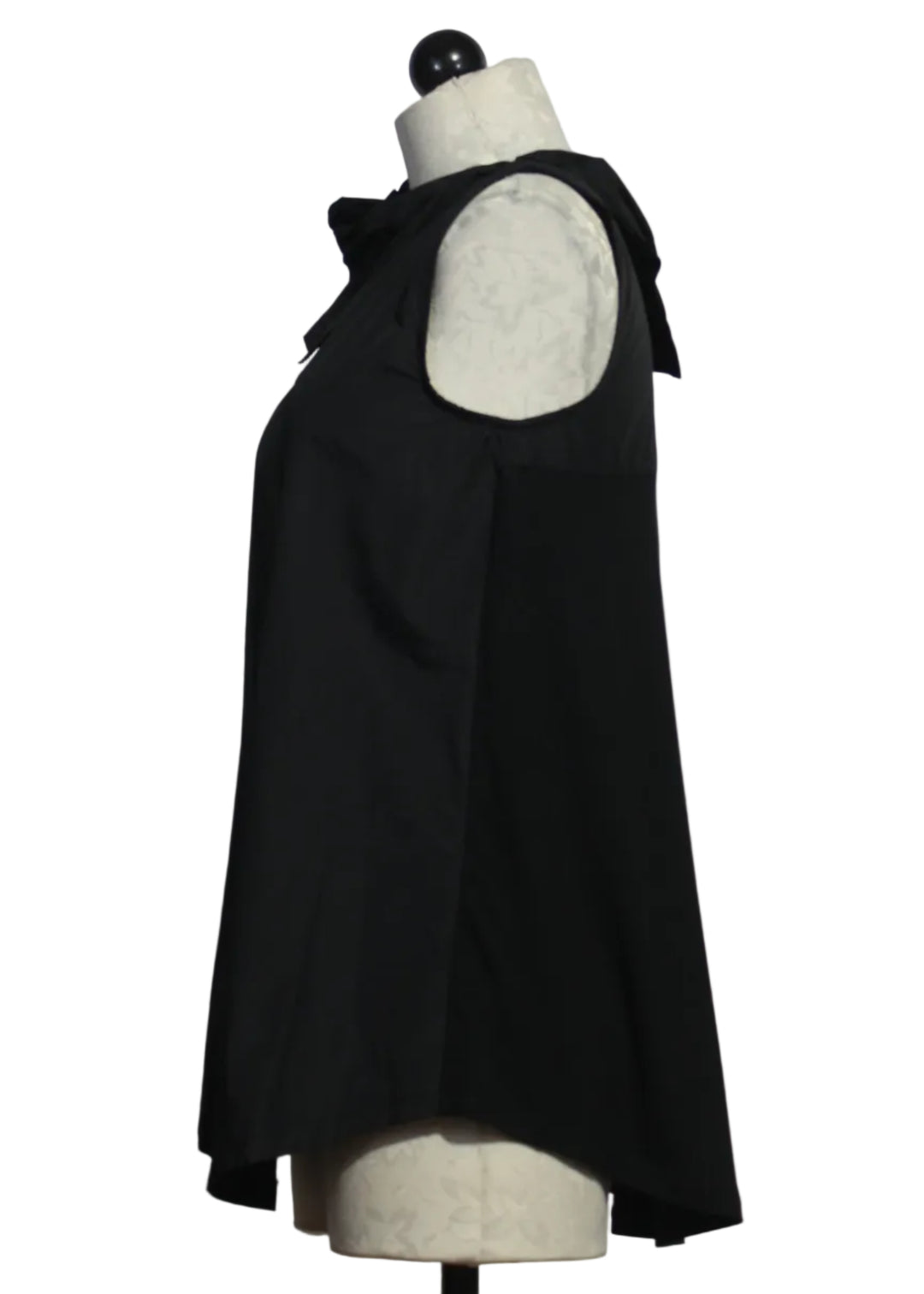 side view of Preto colored Amber Top by Kozan is a sleeveless tunic with a pleated neck
