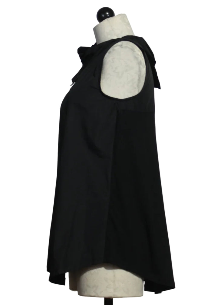 side view of Preto colored Amber Top by Kozan is a sleeveless tunic with a pleated neck