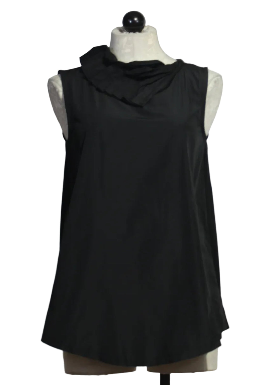 Preto colored Amber Top by Kozan is a sleeveless tunic with a pleated neck