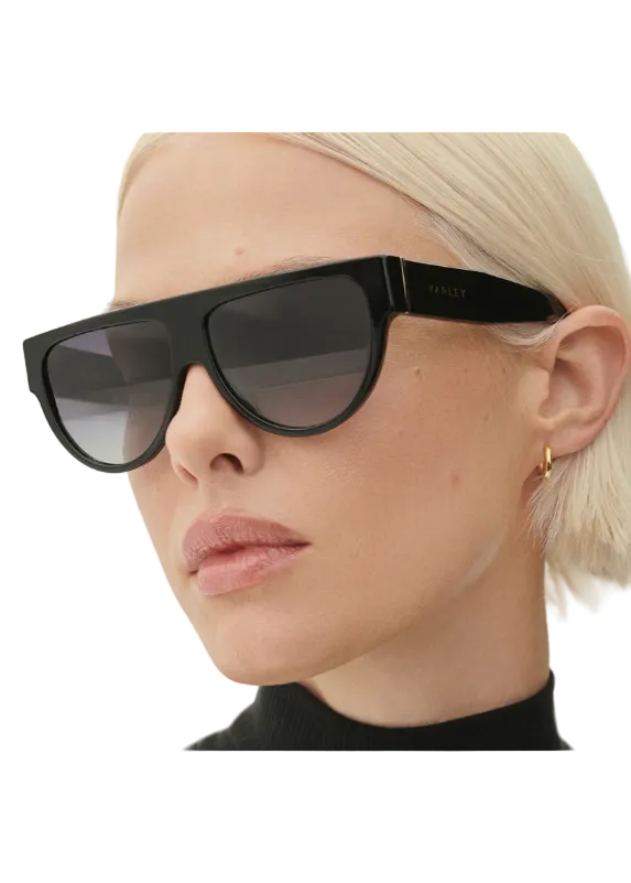 Model wearing the Dalling Oversize Sunglasses in Black